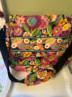 Vera Bradley Messenger Bag in Retired Va Va Voom floral pattern